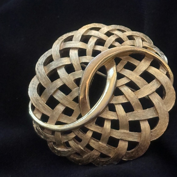 Exquisite Vintage Gold-tone Brooch - Picture 4 of 9